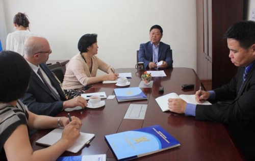 Professor Tom Ginsburg meets Chief Commissioner