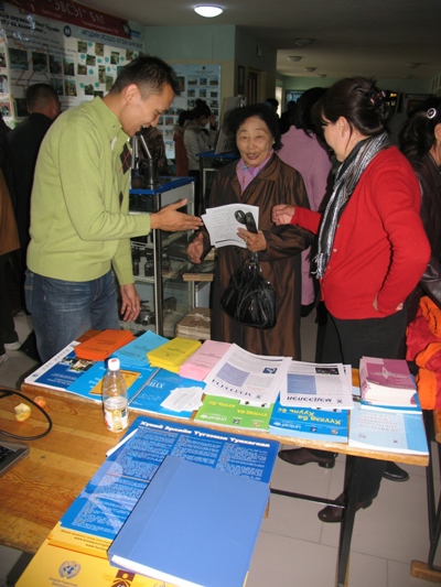 Баянгол дүүргийн иргэдэд комиссын үйл ажиллагааг танилцуулж байгаа нь