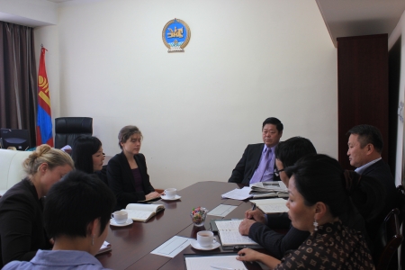 НҮБ-ын "Бизнес ба Хүний эрх" ажлын хэсгийн гишүүн, хатагтай Маргарет Юнк Монгол Улсын Хүний эрхийн Үндэсний Комиссын үйл ажиллагаатай танилцав. 2012.10.17