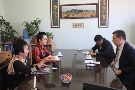 НҮБ-ын Дүрвэгсдийн Асуудал Эрхэлсэн Дээд Комиссарын Газрын БНХАУ дахь Суурин төлөөлөгчийн газрын бүсийн хамгаалалтын ахлах мэргэжилтэн ноён Вожиеш Трояан ХЭҮК-д зочилж, дүрвэгсдийн эрхийн асуудлаар ярилцав. 2012.10.16